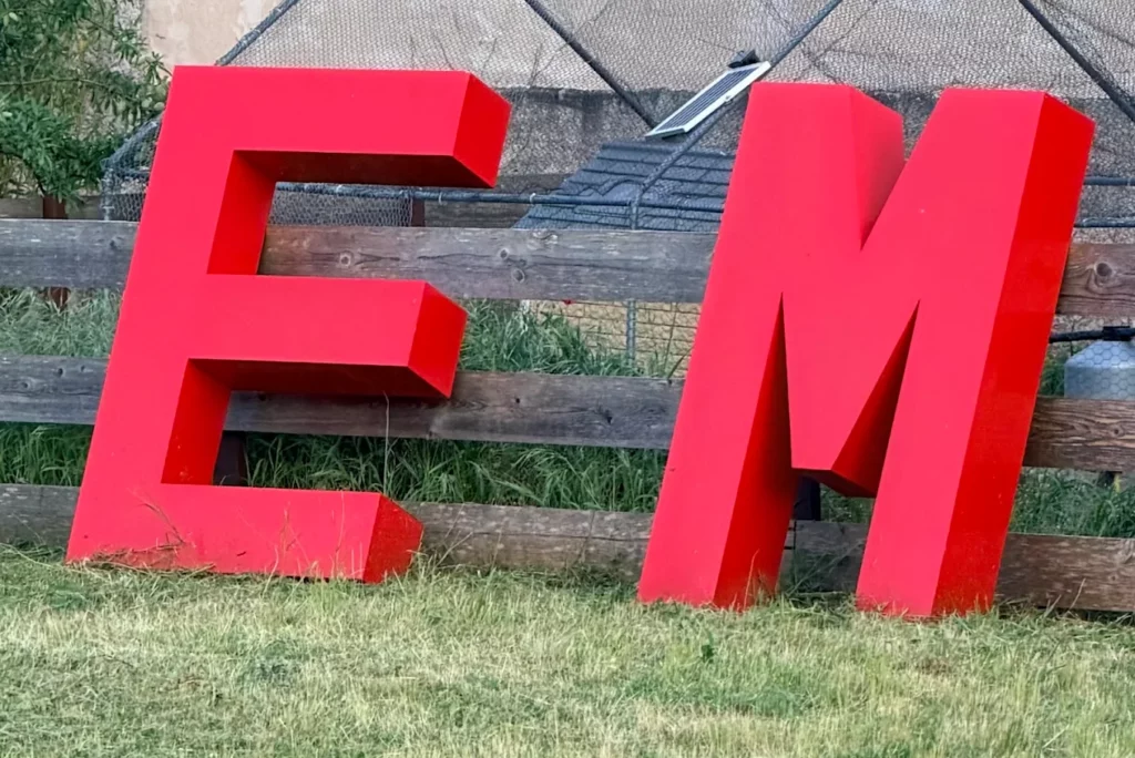 Grandes lettres décoratives en métal thermolaquées rouge vif Contenu :